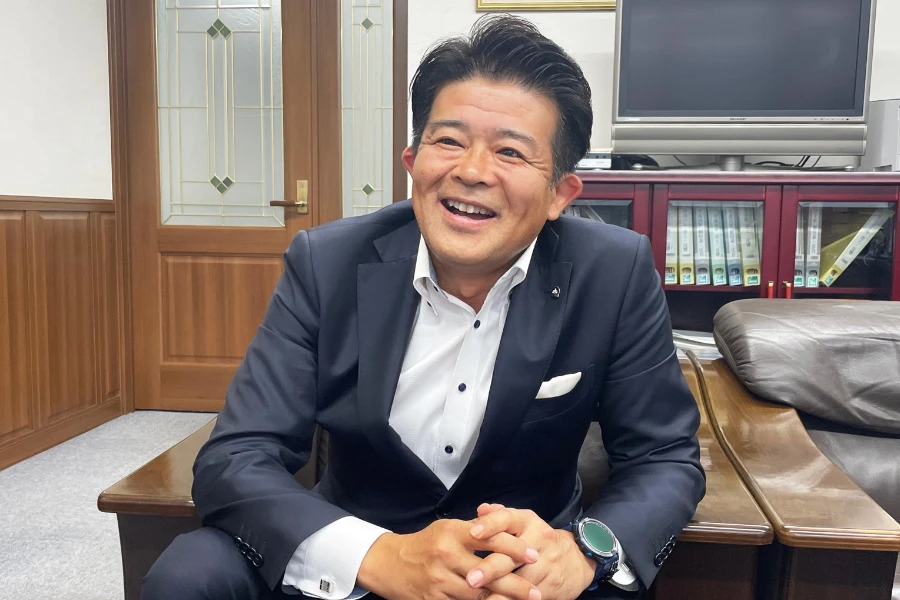 「金利が変わらない【フラット３５】は弊社の経営理念に通じる商品。住宅ローンに関する社員教育を行うことが、弊社の仕事に対する姿勢を全社員にアナウンスする機会にもなっています」と田形さんの写真