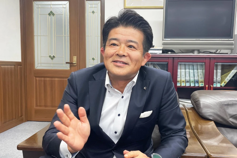 「住宅ローン販売でどのように利益を得るのかも知らないところからのスタートでしたが、手厚いサポートのおかげで順調に経営できました」と田形さんの写真