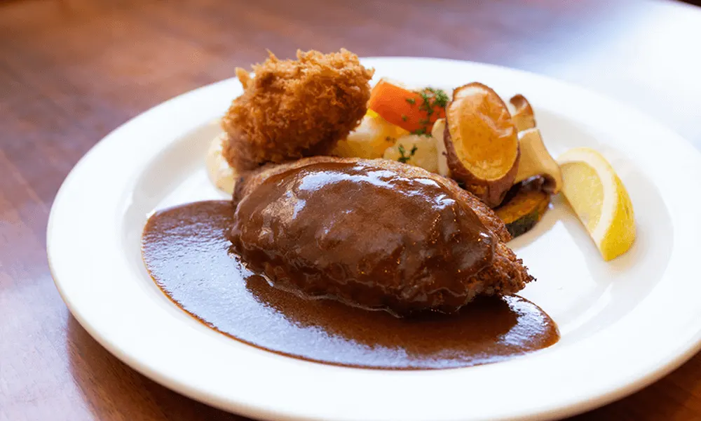 「kitchen NOMU」の肉汁たっぷりハンバーグとカニクリームコロッケ